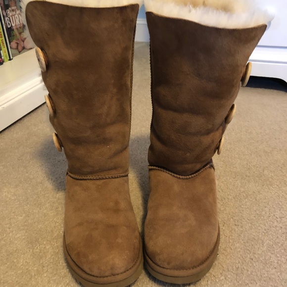 Chestnut Brown Size 7 Bailey Button UGGs - Picture 5 of 9